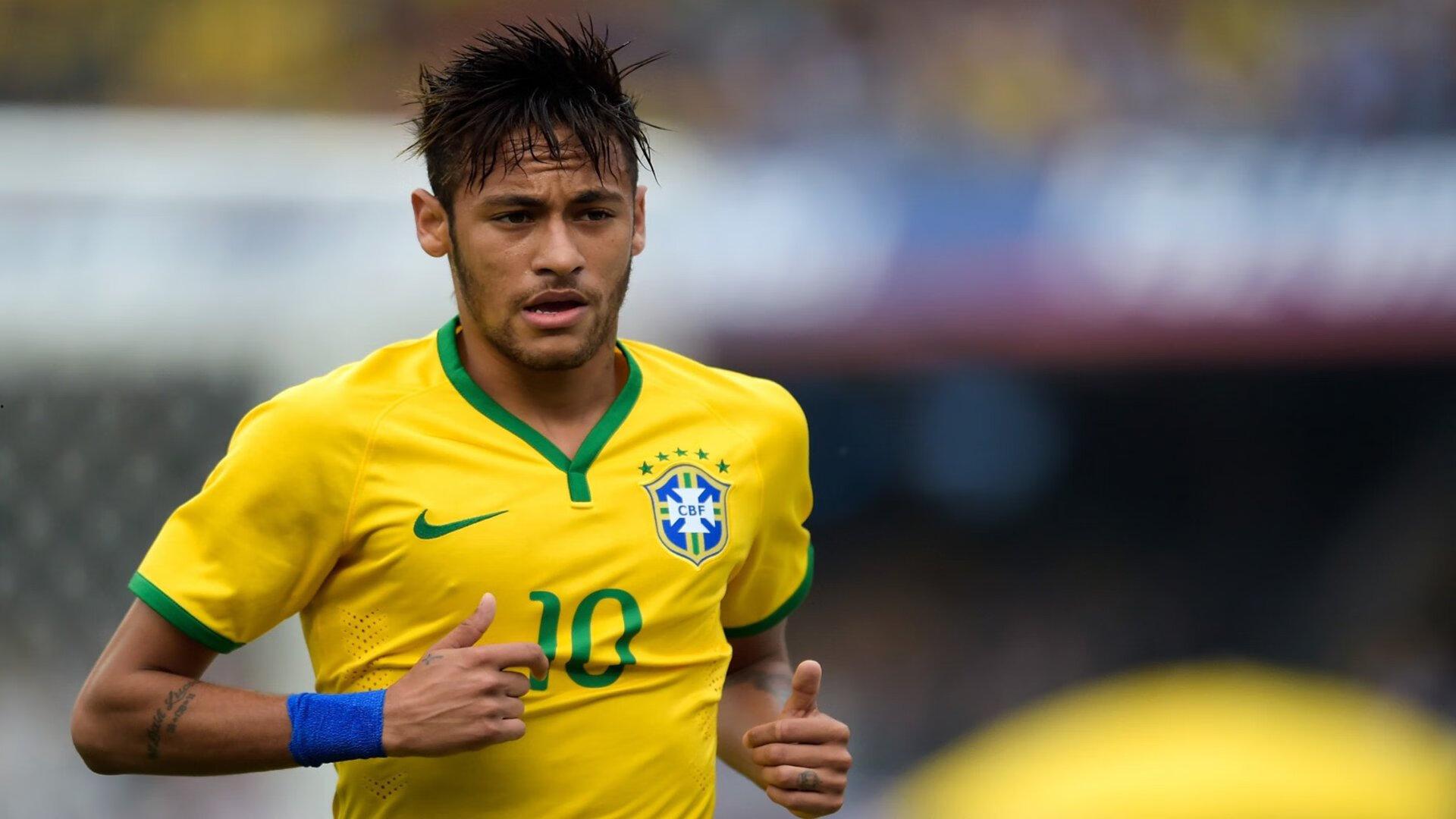 梅西第八次捧起金球奖 阿根廷巨星再创足坛历史